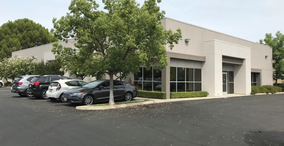 7425 N Palm Bluffs Ave, Fresno, CA for lease - Building Photo - Image 1 of 3