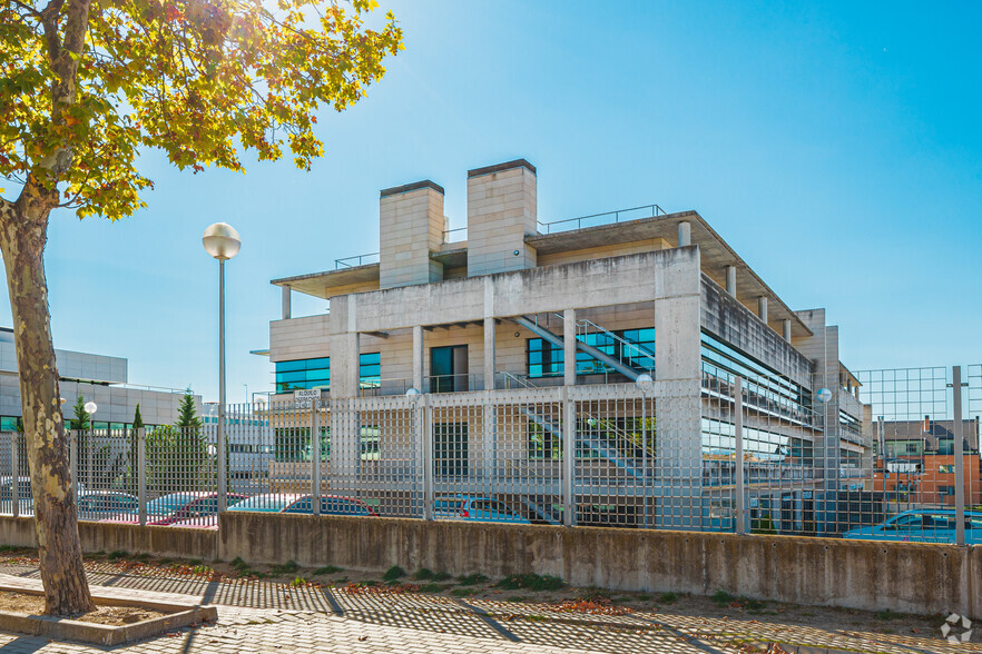 Calle Adolfo Pérez Esquivel, 3, Las Rozas de Madrid, Madrid for lease - Primary Photo - Image 1 of 3