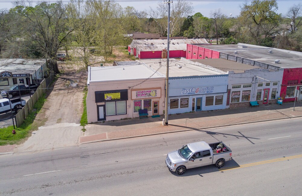 109115 N Danville St, Willis, TX, 77378 Freestanding Property For