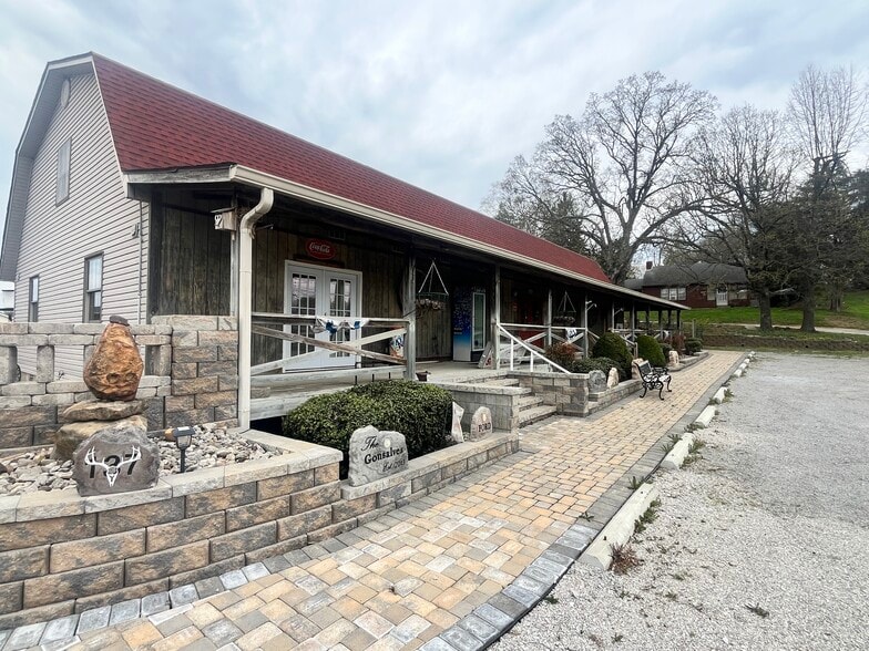 641 Highland Ave, Vine Grove, KY for sale - Building Photo - Image 1 of 1