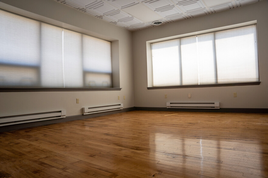 601 SE 5th St, Topeka, KS for lease - Interior Photo - Image 3 of 17