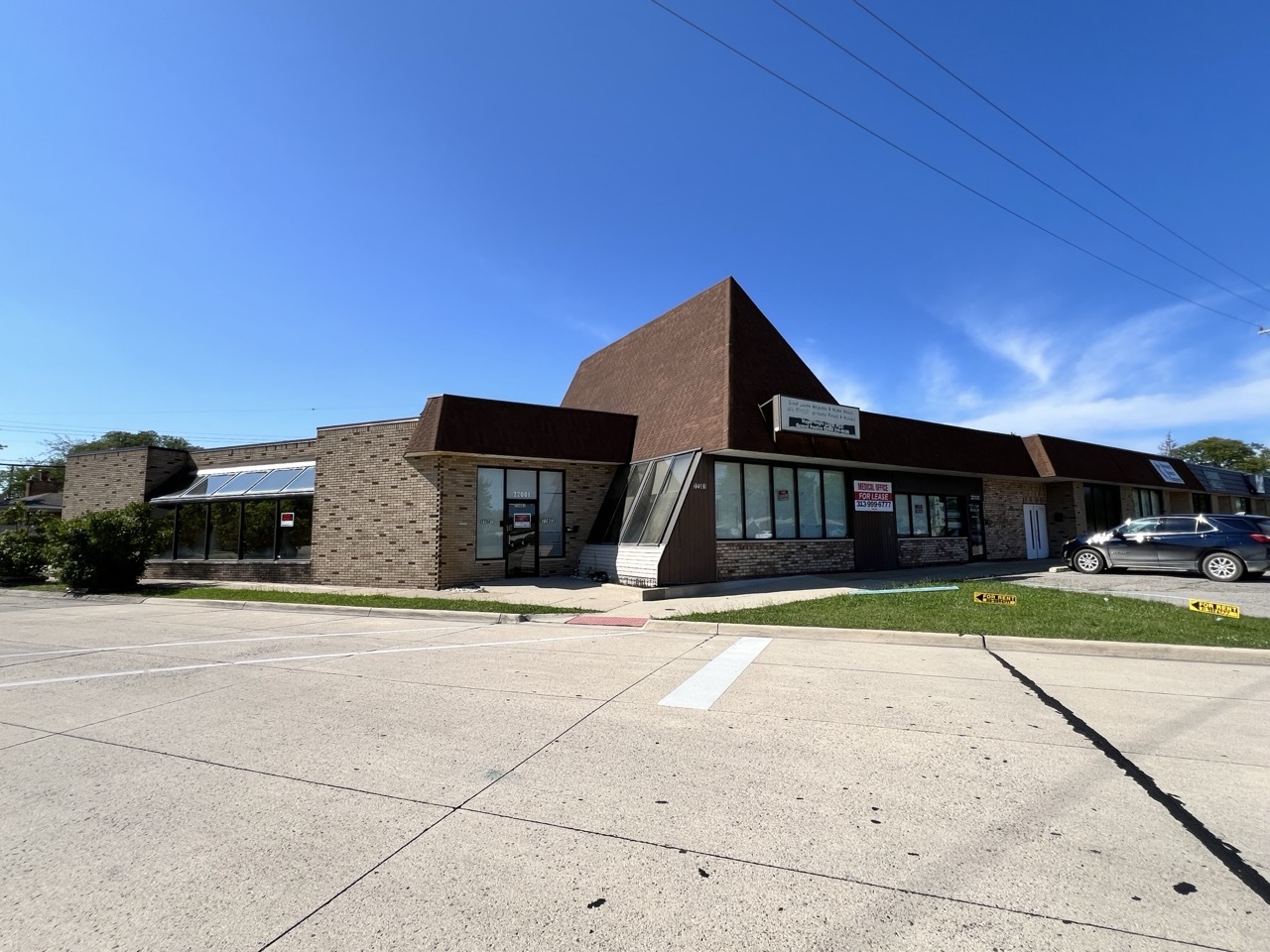 22001-22027 Kelly Rd, Eastpointe, MI for lease Building Photo- Image 1 of 30