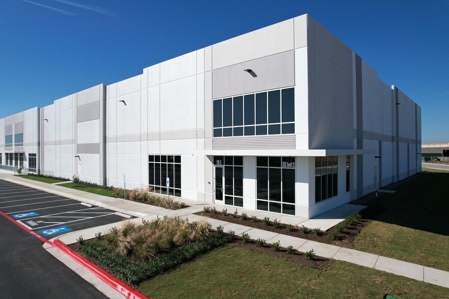 2605 Dewitt St, Lockhart, TX for lease - Building Photo - Image 1 of 17