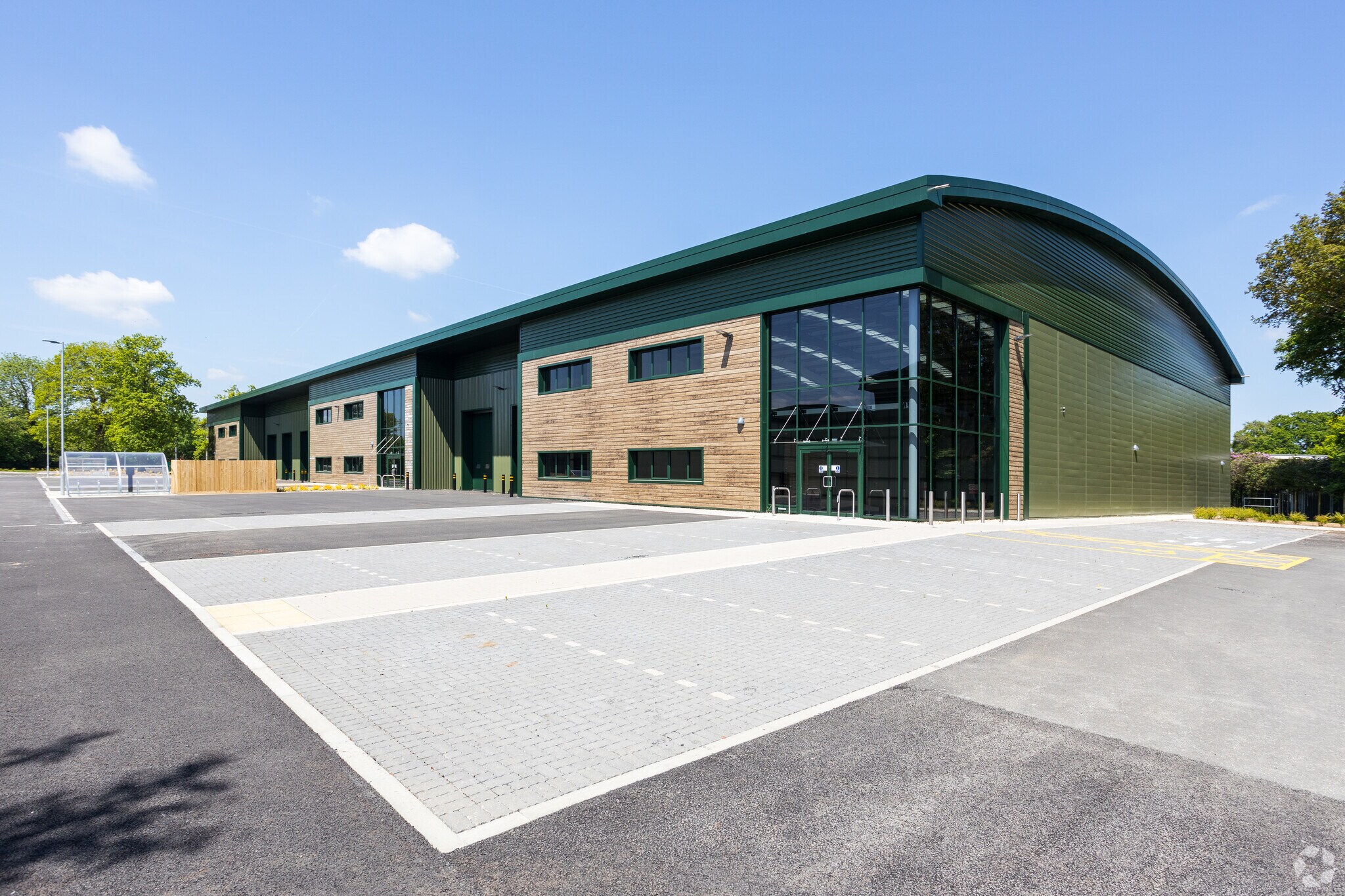 Brighton Rd, Crawley for lease Primary Photo- Image 1 of 34