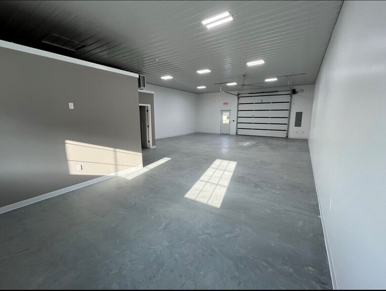 3139 N Westbury Village Dr Warehouses portfolio of 4 properties for sale on LoopNet.com - Building Photo - Image 3 of 6