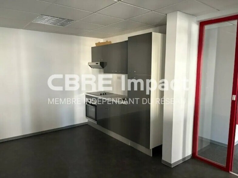 Office in Reims for lease - Building Photo - Image 3 of 9