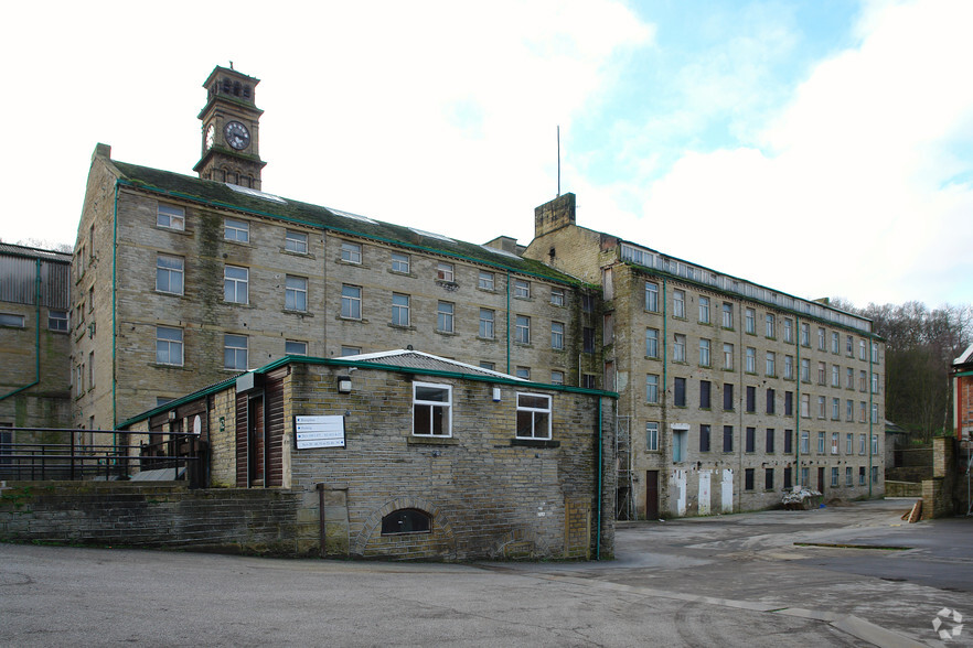 Armitage Bridge, Huddersfield for lease - Primary Photo - Image 1 of 5