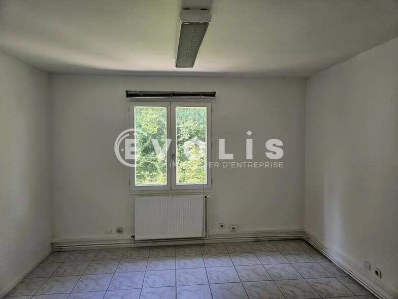 19 Rue Du 8 Mai 1945, Pecqueuse for sale - Interior Photo - Image 2 of 8