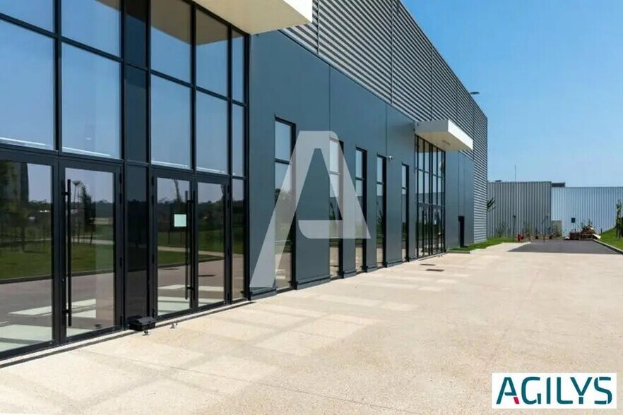 Office in Noiseau for lease - Building Photo - Image 1 of 9