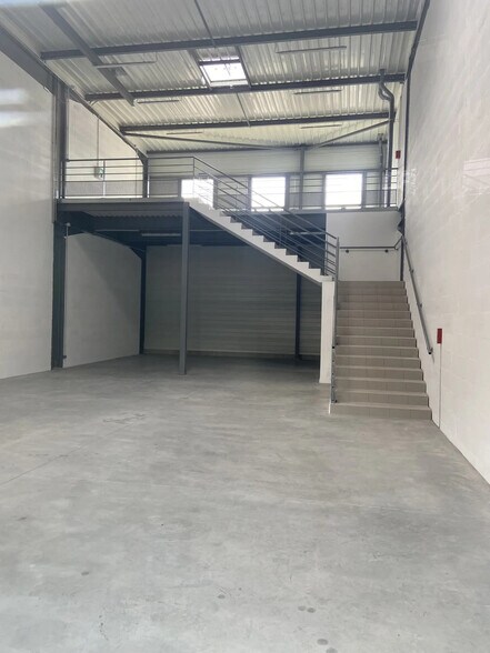 Industrial in Rillieux-la-Pape for sale - Interior Photo - Image 3 of 6