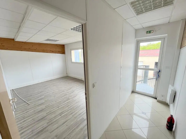 Office in Morainvilliers for lease - Interior Photo - Image 3 of 5