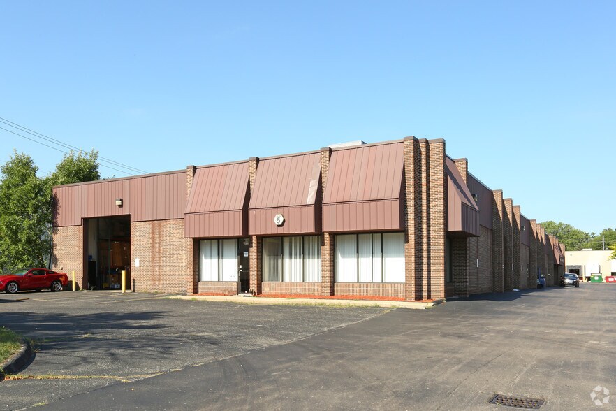 5727-5767 E Executive Dr, Westland, MI for lease - Primary Photo - Image 1 of 5