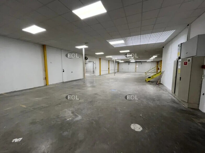 Flex in Trappes for lease - Interior Photo - Image 3 of 7