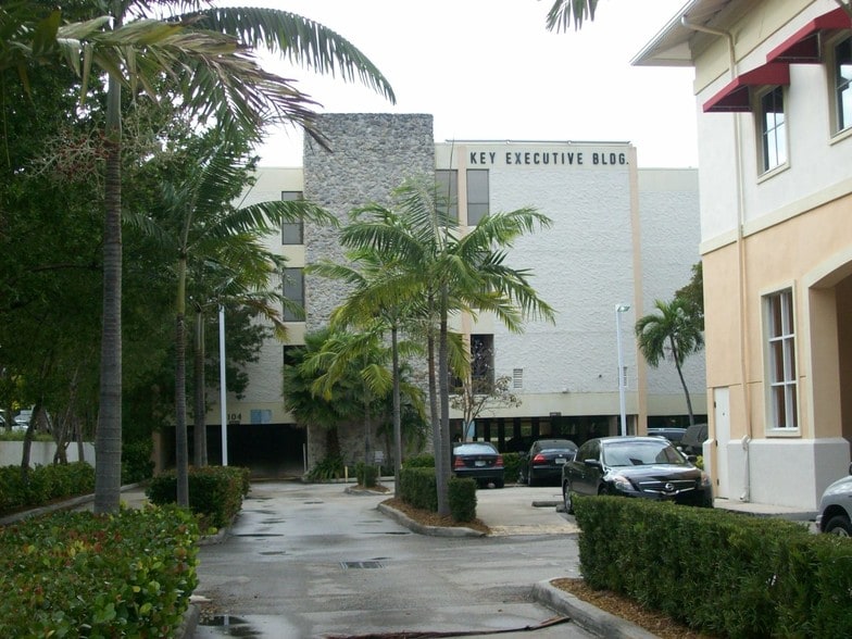 104 Crandon Blvd, Key Biscayne, FL for lease - Building Photo - Image 2 of 15
