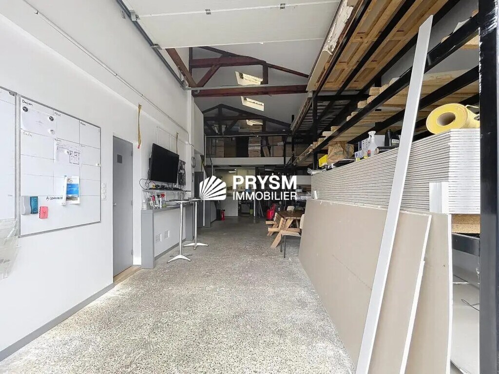 Location Local d'activités 242 m² - Photo 1