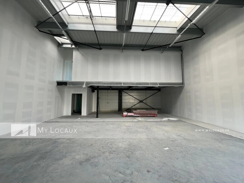 Industrial in Stains for lease - Interior Photo - Image 3 of 8