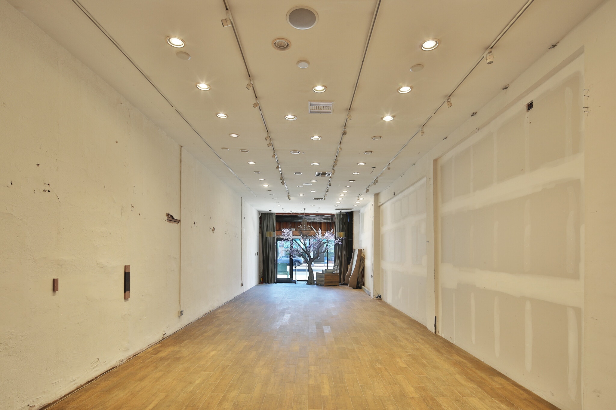 463-467 S La Brea Ave, Los Angeles, CA for lease Interior Photo- Image 1 of 5