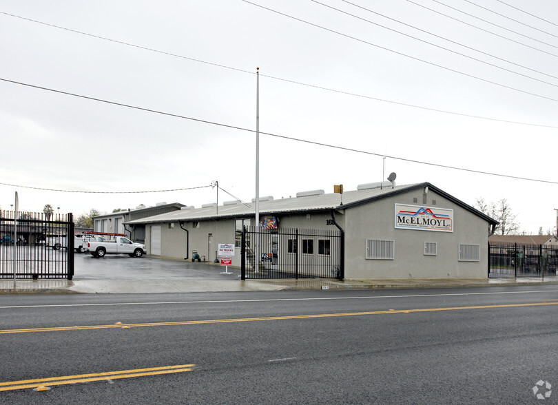 165 W Cross Ave, Tulare, CA for sale - Primary Photo - Image 2 of 3