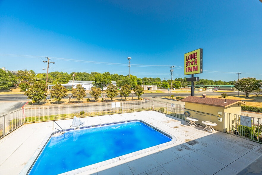 3236 W Gentry Pkwy, Tyler, TX for sale - Building Photo - Image 2 of 6