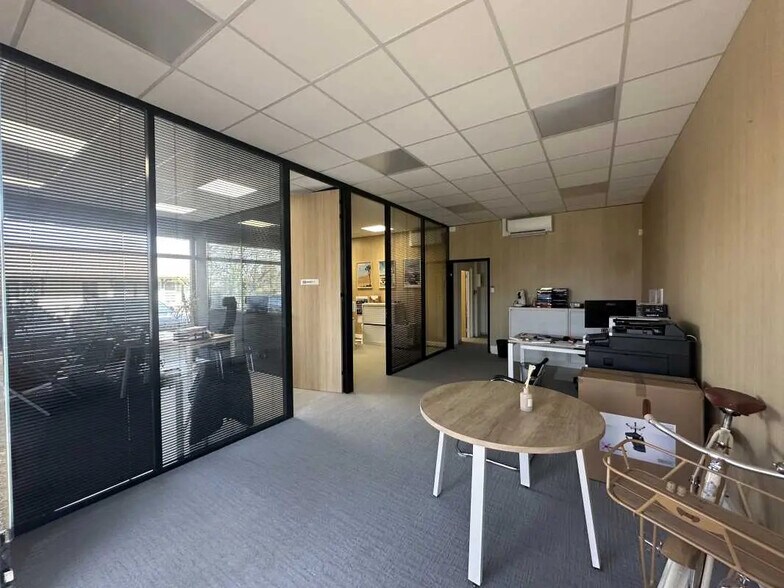 Office in Eysines for sale - Interior Photo - Image 2 of 3