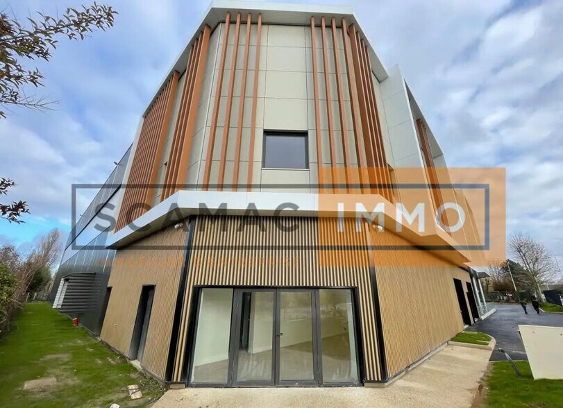 Office in Torcy for lease - Building Photo - Image 2 of 21