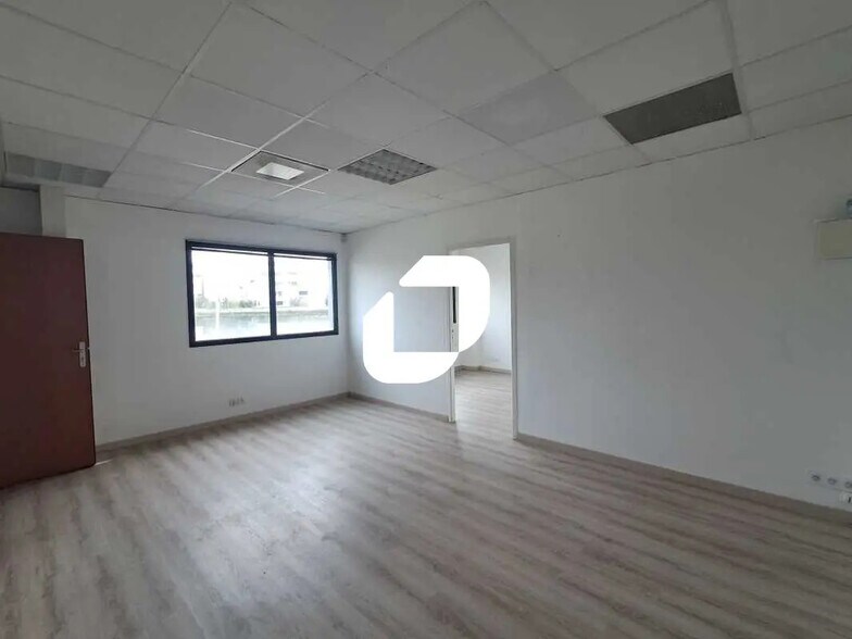 Office in Bordeaux for lease - Interior Photo - Image 1 of 20