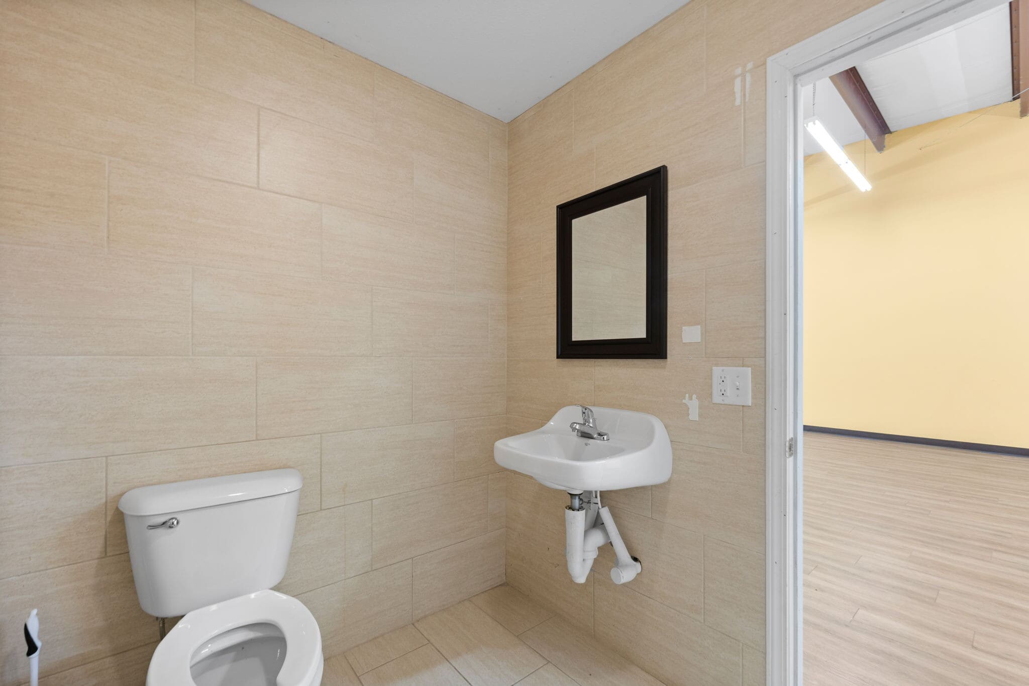 1380 SW Westpark Dr, Bentonville, AR for lease Interior Photo- Image 1 of 5