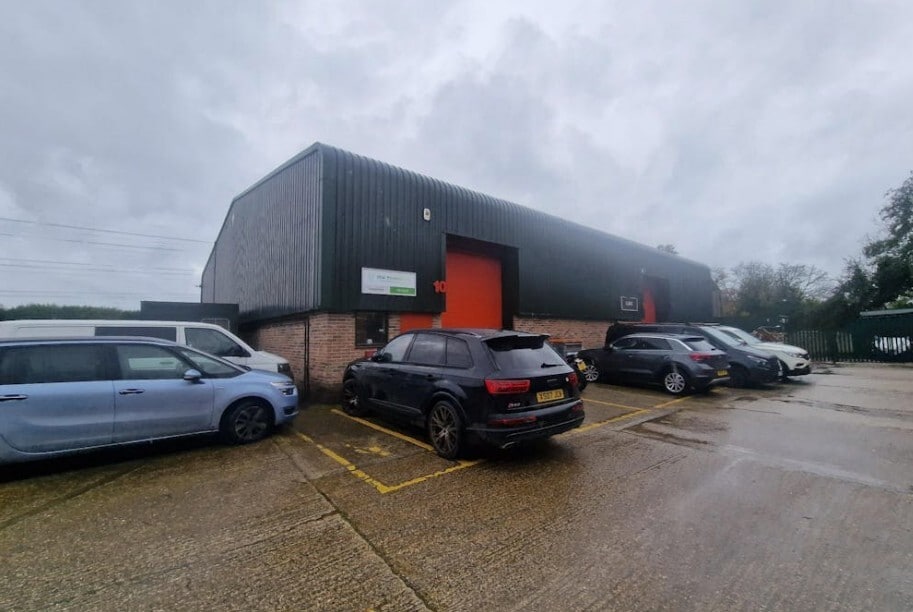 10-10 Bramley Rd, Tadley for lease Building Photo- Image 1 of 6
