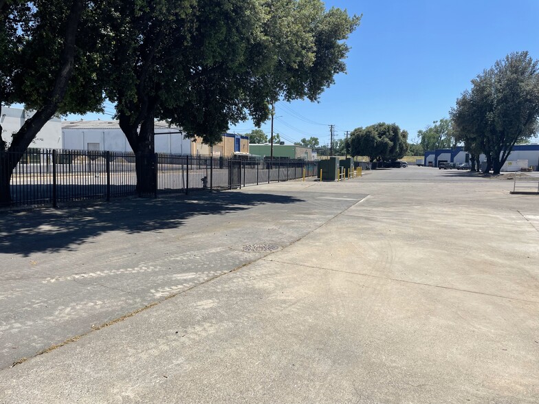 1957 Railroad Dr, Sacramento, CA for lease - Building Photo - Image 2 of 8