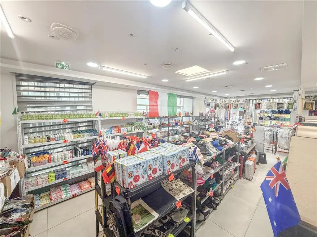 Retail in Paris for lease Building Photo- Image 1 of 9