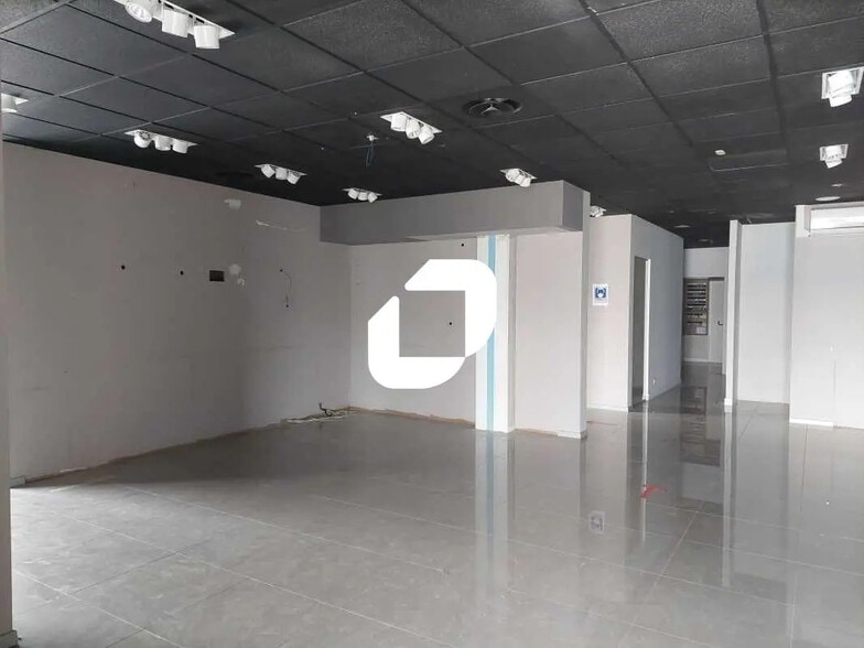 Retail in Coignières for lease - Interior Photo - Image 2 of 3