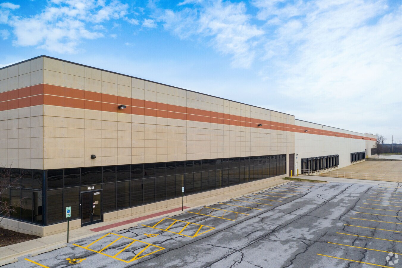 6755 W 65th St, Bedford Park, IL 60638