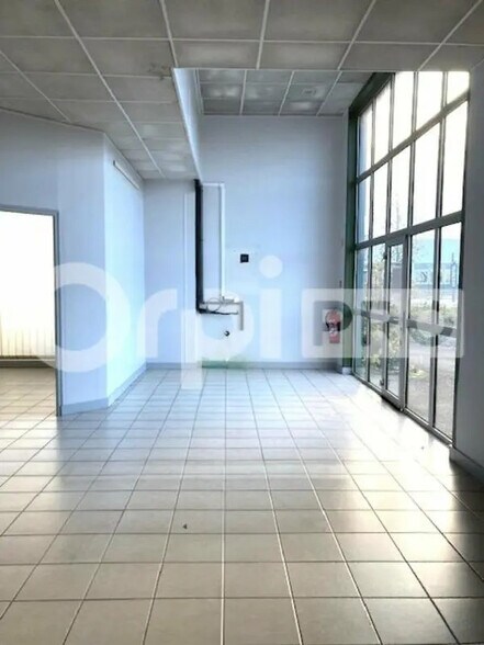 Office in Ingré for lease - Interior Photo - Image 2 of 6