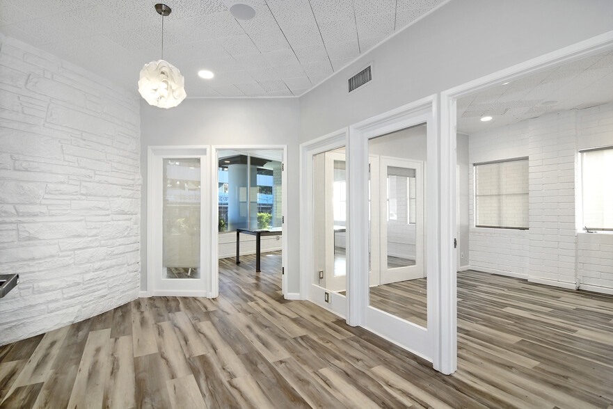 8721 W Sunset Blvd, West Hollywood, CA for lease - Building Photo - Image 3 of 12