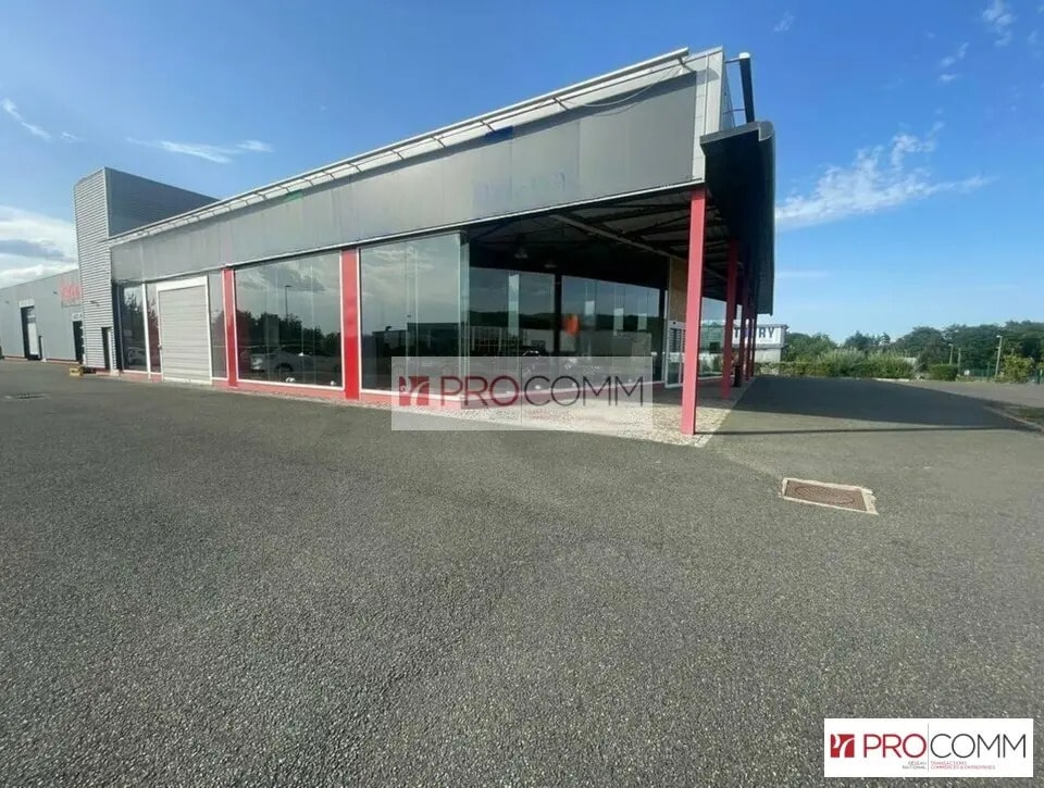 Retail in Chartres for lease Building Photo- Image 1 of 7