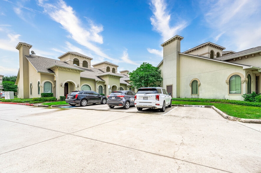 12830 Willow Centre Dr, Houston, TX for sale - Building Photo - Image 1 of 25