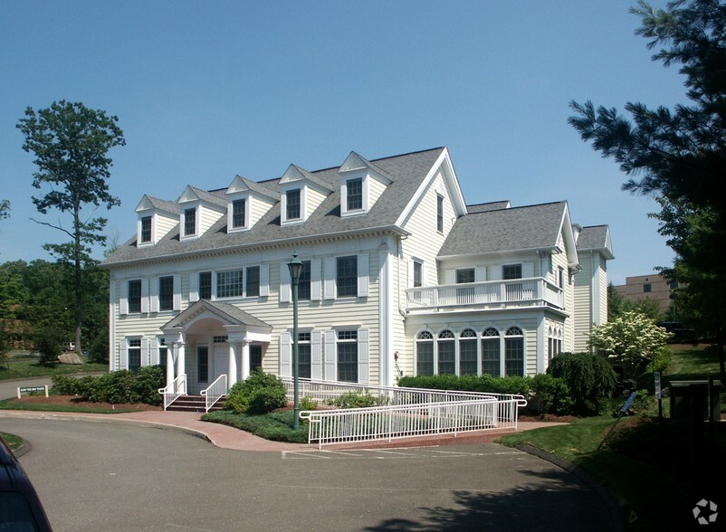 132 Monroe Tpke, Trumbull, CT for lease - Building Photo - Image 2 of 4