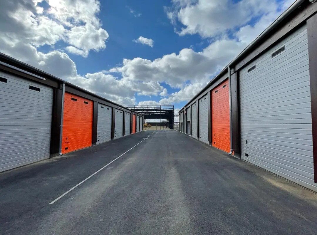 Industrial in Louvres for lease Building Photo- Image 1 of 4