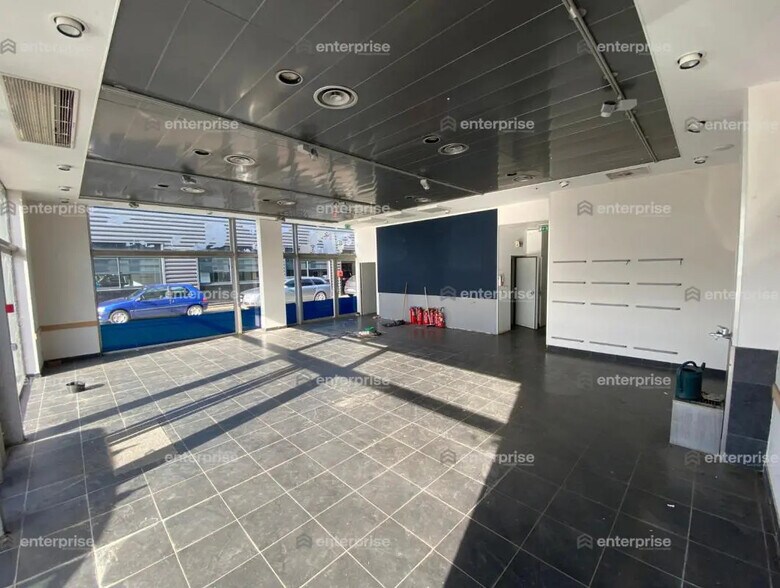 Retail in Compiègne for lease - Building Photo - Image 2 of 4