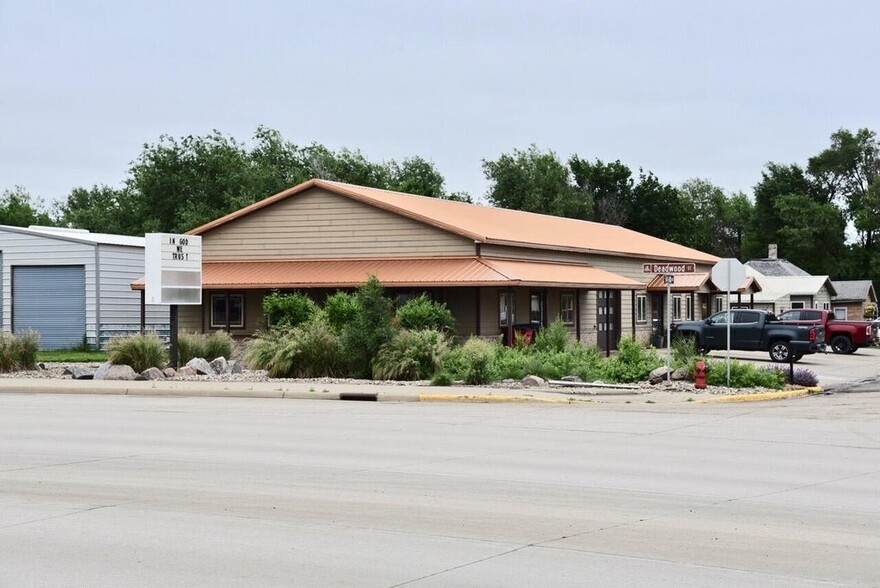 102 E 6th Ave, Fort Pierre, SD for sale - Building Photo - Image 1 of 35