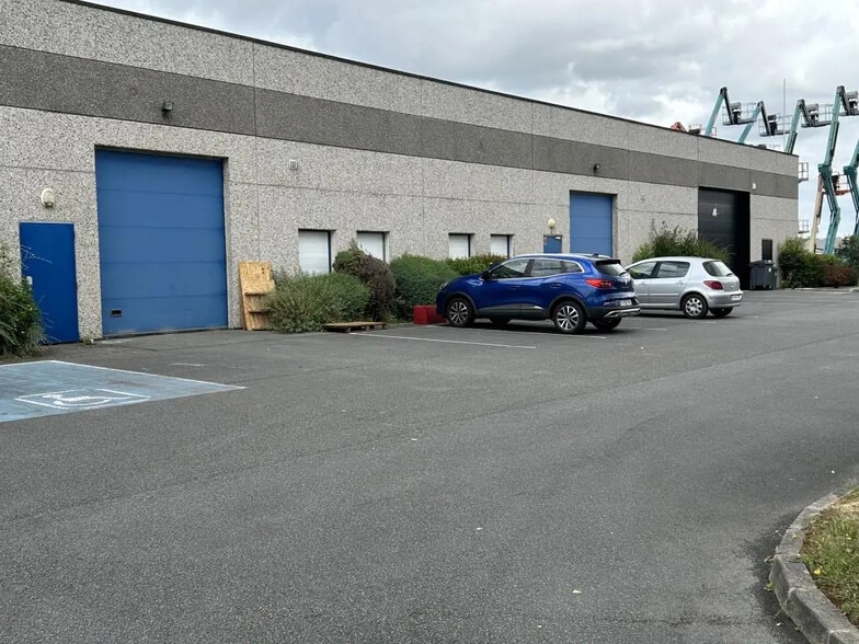 Office in Seclin for lease - Building Photo - Image 1 of 4