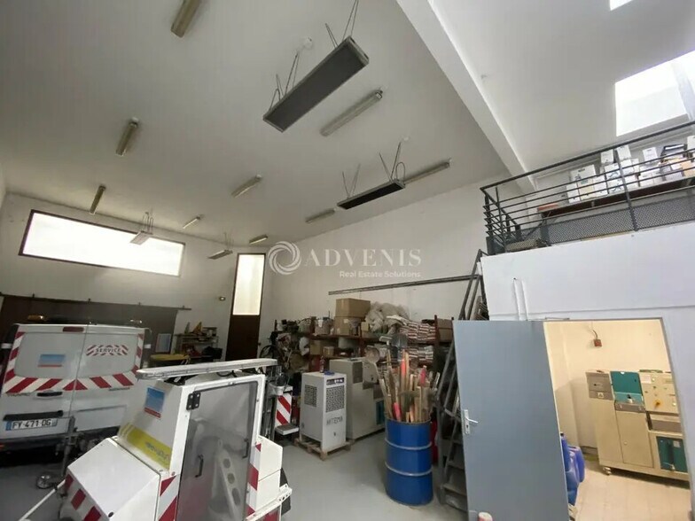 Flex in Voisins-le-Bretonneux for lease - Interior Photo - Image 3 of 5
