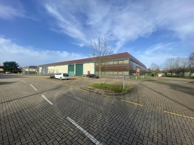 552 Fairlie Rd, Slough for lease - Building Photo - Image 2 of 5