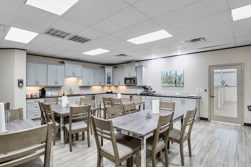 2901 W Sam Houston Pky N, Houston, TX for lease - Building Photo - Image 3 of 11