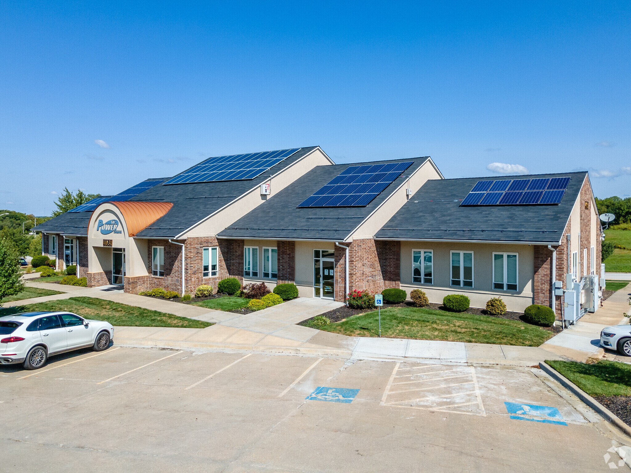 4031 NE Lakewood Way, Lee's Summit, MO for lease Primary Photo- Image 1 of 9