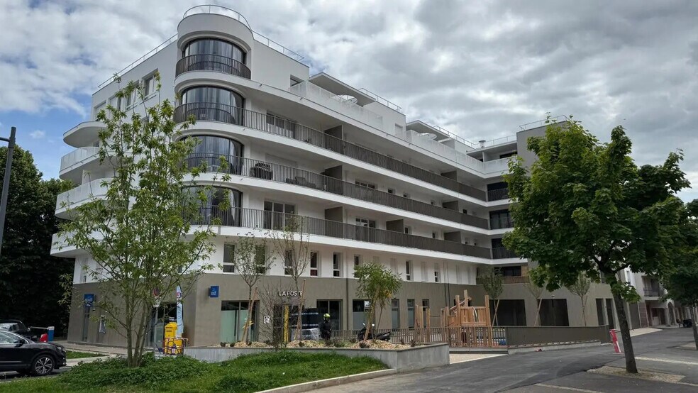 Flex in Saint-Genis-Pouilly for sale - Building Photo - Image 1 of 8