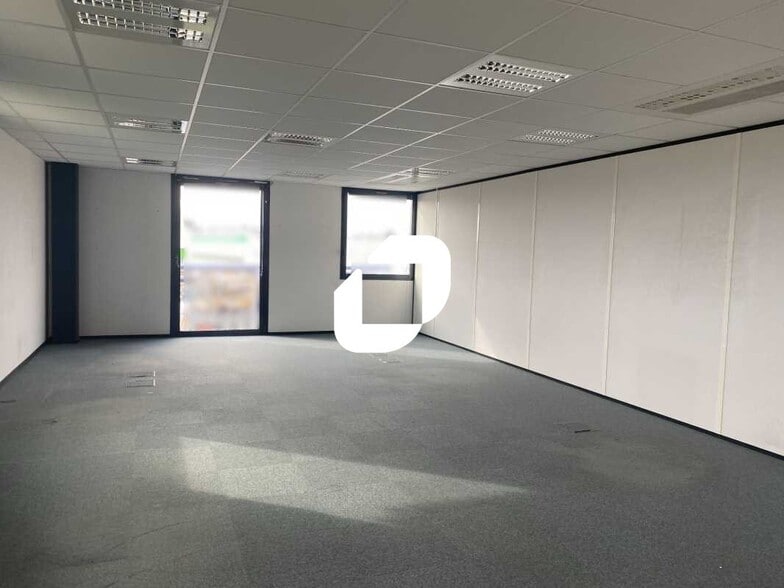 Office in Gradignan for lease - Interior Photo - Image 2 of 8