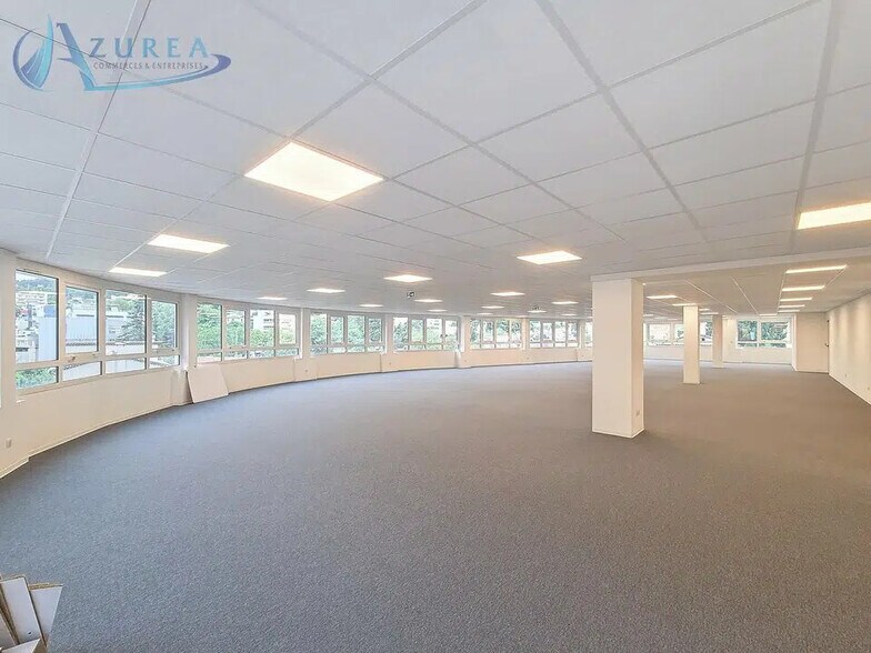 Office in Le Cannet for lease - Interior Photo - Image 2 of 4