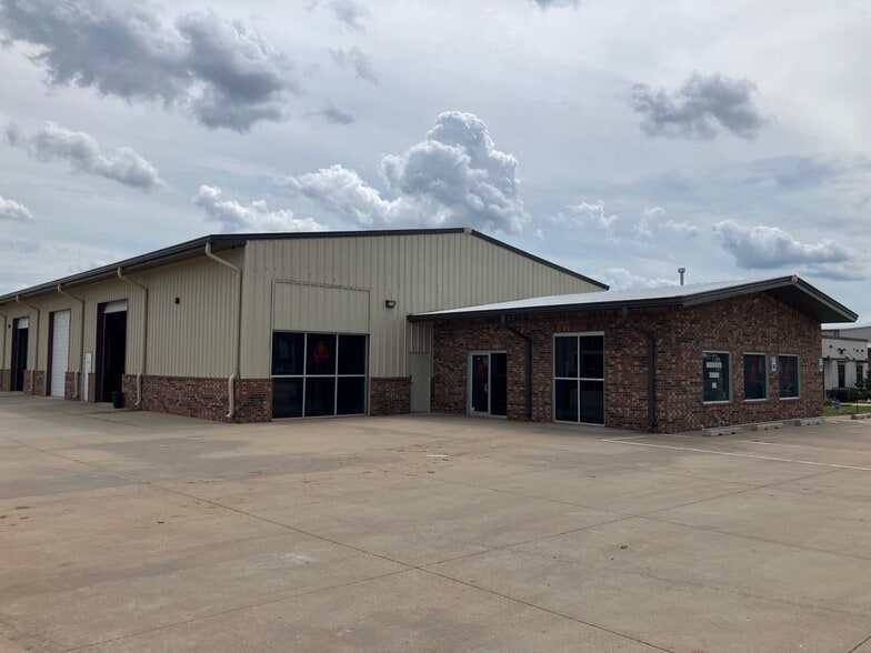 320 NE 145th Pl, Edmond, OK for lease - Building Photo - Image 1 of 2