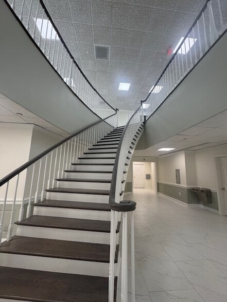 1 Rossmoor Dr, Monroe Township, NJ for lease - Building Photo - Image 3 of 29